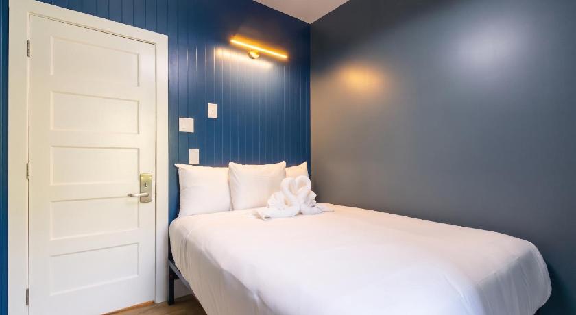 Image of queen room with private bathroom 5