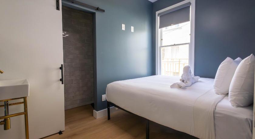 Image of queen room with private bathroom 3