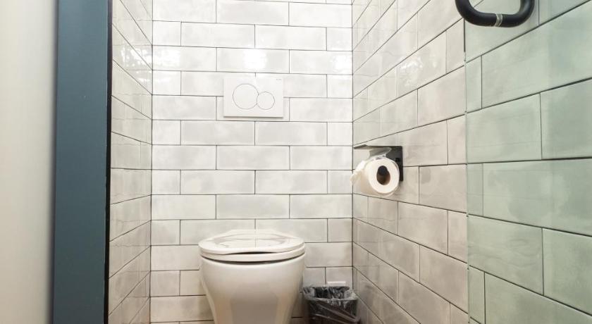 Image of queen room with private bathroom 7