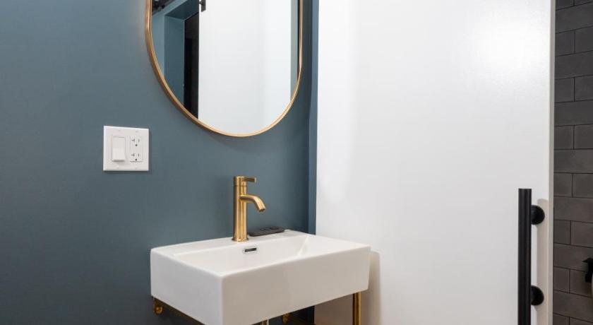 Image of queen room with private bathroom 2