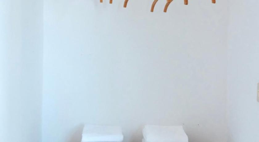 Image of Deluxe Queen Room 8