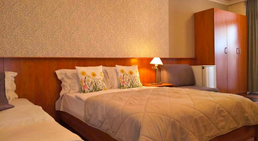 Image of Deluxe Family Room 1