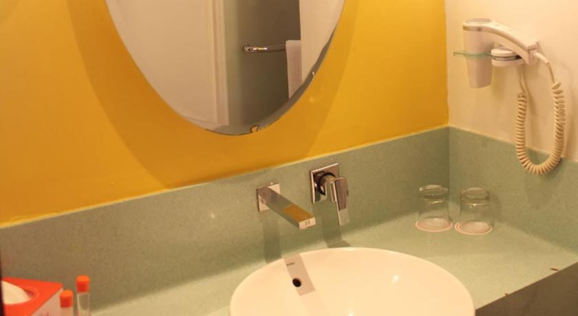 Image of Special Offer - Work From Hotel at HARRIS Double or Twin Room 5