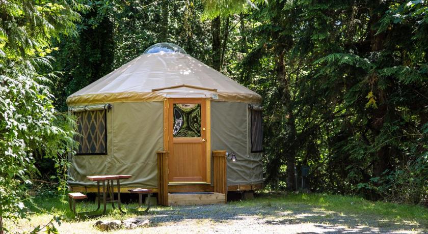 Mount Vernon Camping Resort 16 ft. Yurt 6 — Hotel in Belfast (WA)