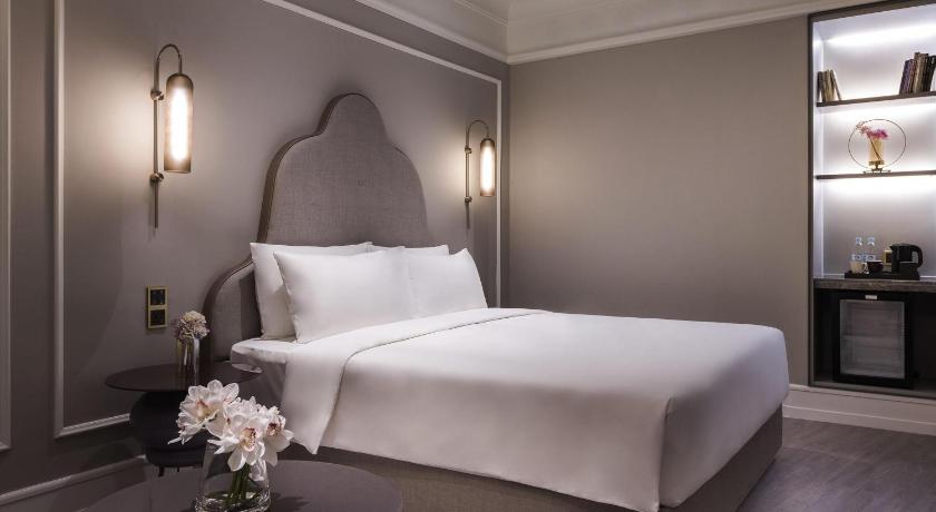 Image of Superior King Size Bed 4