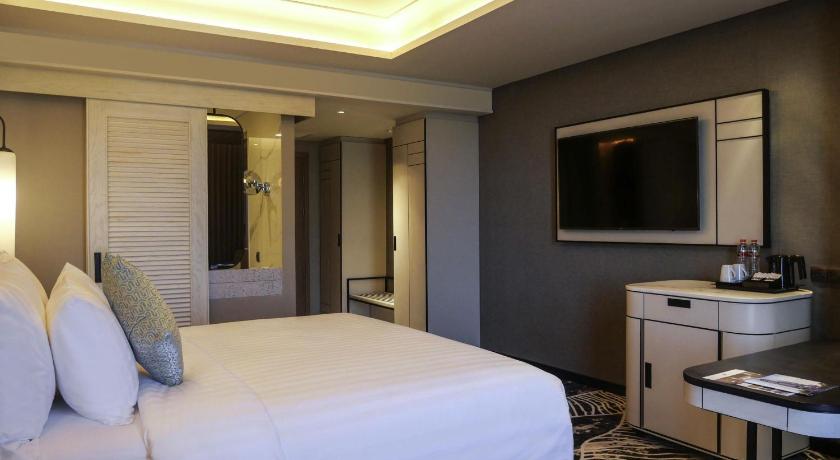 Image of DELUXE ROOM, 1 Double Bed, City View 3
