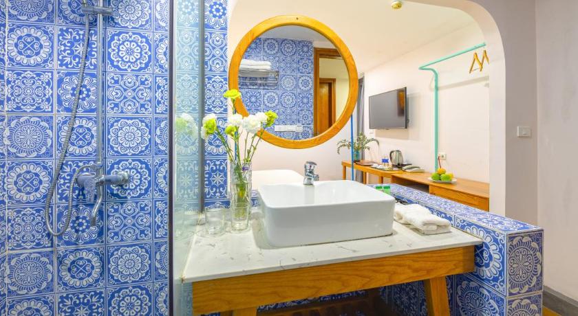 Image of Deluxe Double or Twin City View with Balcony 11