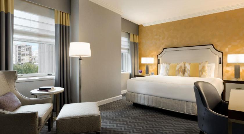 Image of Deluxe King Room with Bay View 0
