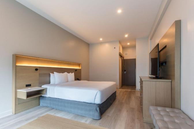 Image of Premium King Room - Non-Smoking 3