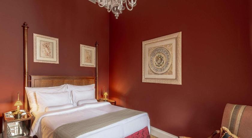 Image of Two-Bedroom Casanova King Suite with Two Single Beds and Courtyard View 4