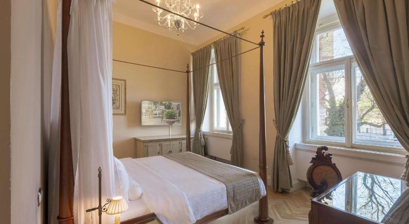 Image of Constanze King Suite with Balcony and Castle View 4