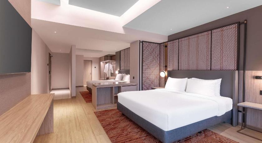 Image of Deluxe Family Room, 1 King Bed And 2 Single Beds 7