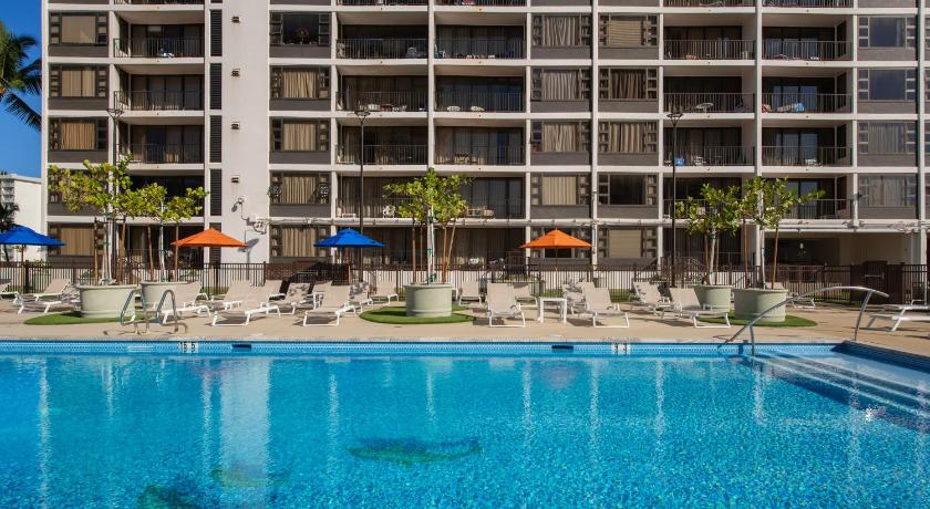 17Fl Waikiki escape with pool & beach access