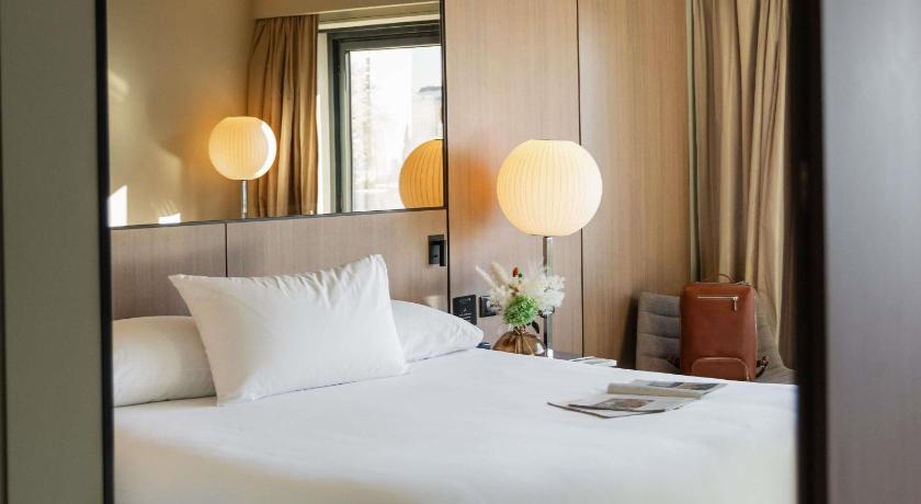 Image of Deluxe Room 1 King Bed 3