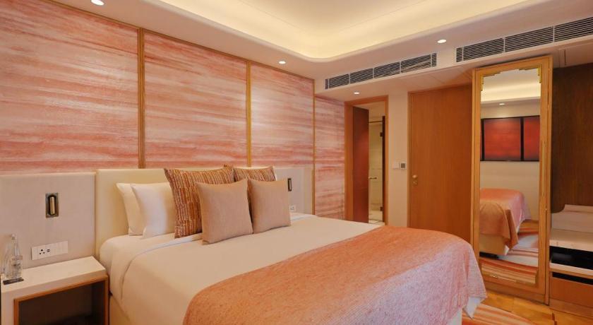 Image of Deluxe Suite with (Complimentary one way airport transfer,15% off on session of Spa and 15% off on Salon services ) 1
