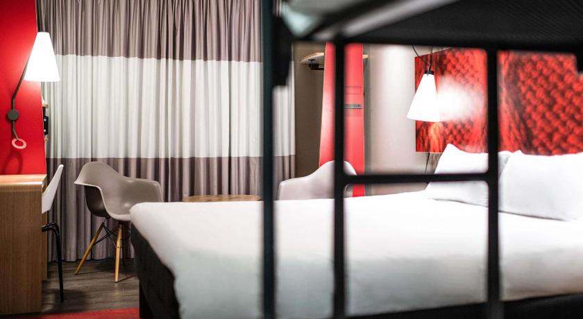 Family room with bunk beds and a view of the tr ainsの画像 12