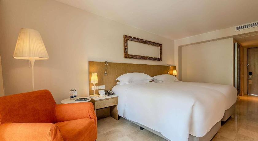 รูปของSuperior Room with Balcony and Pool View 9
