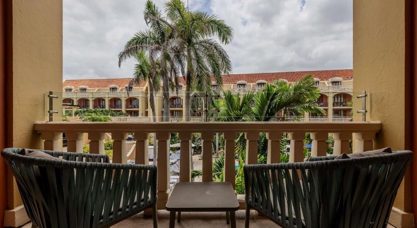 รูปของSuperior Room with Balcony and Pool View 8