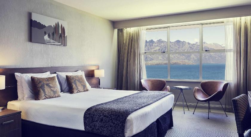 Image of Superior King Bed Lake View 9