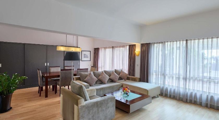 Imagen de SUPERIOR ROOM, Club Millésime Access, 1 King Size Bed, City View 5