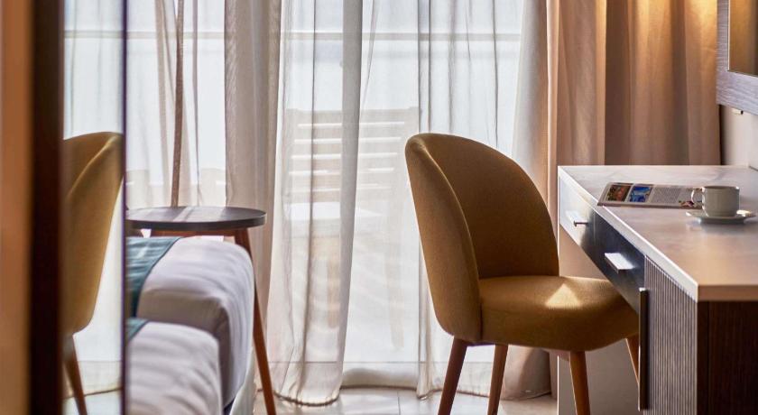 Image of Privilege Twin Room with Balcony and Lake View 5