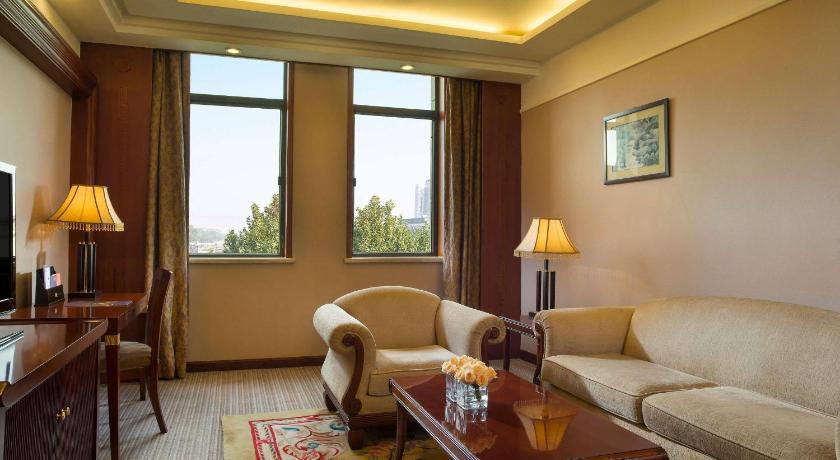Immagine di Deluxe Suite 1 King Bed 9