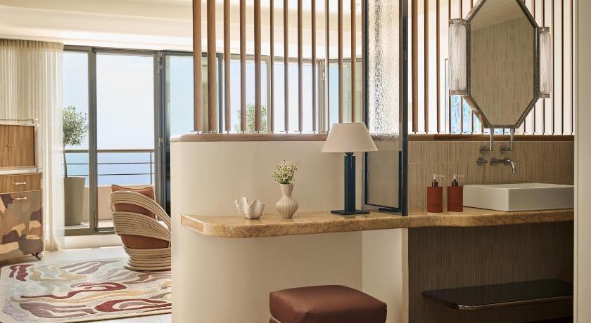 Image of 1 KING BED DELUXE SEA VIEW 5