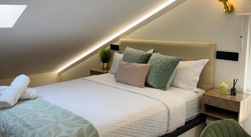 Habitacion Buhardilla con Bano Privado y Acceso Autonomo , ideal para Descansar