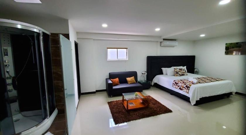 Image of Deluxe King Room 1