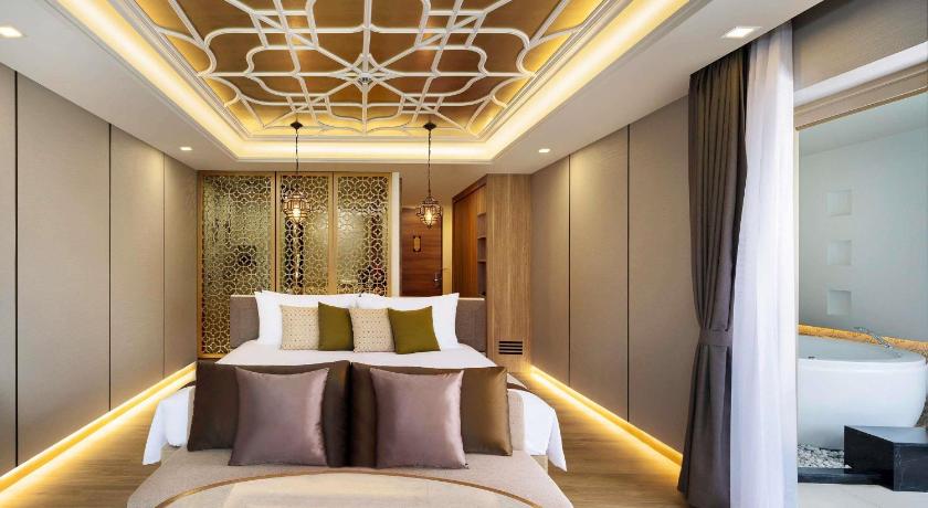 Image of Deluxe Suite with Whirlpool Bath, Sea view, 1 King Bed 0