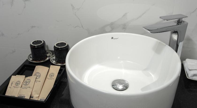 Image of Deluxe Double Or Twin City View 9