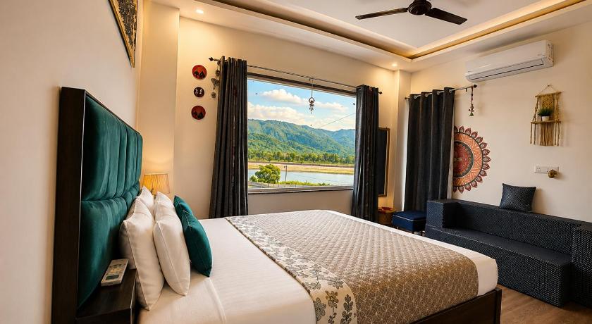 Advaitam Ganga & Hill View Homestay by the Ganges Ghat - Luxury 3 BHK