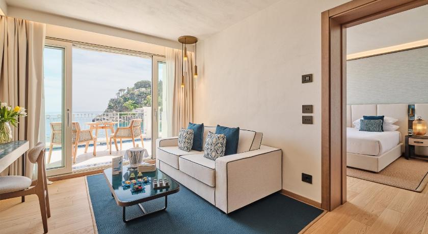 Фото: Люкс с бассейном - вид на море (Pool Suite - Sea View) 5