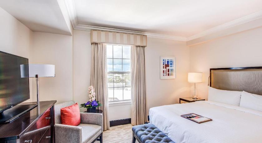 Image of One-Bedroom King Suite with Harbor View 8