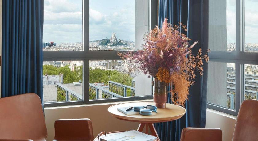 Image of STUDIO PANORAMA VIEW, 1 King, Corner Junior Suite, River Seine and Eiffel Tower view 4