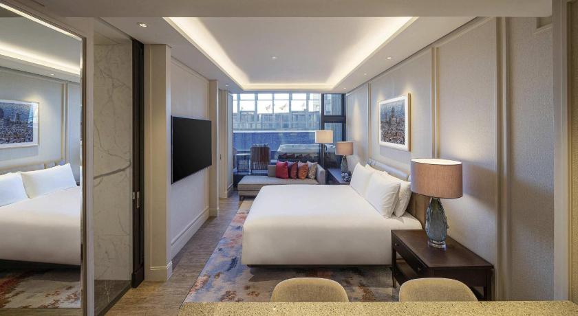 Фото: Люкс с видом на бассейн и кроватью размера «king-size» (Pool View Suite with King Bed) 4