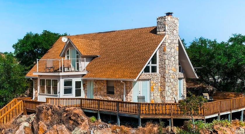 Foto de Lovely 2-Story Home with Upper & Lower Decks, Gorgeous Lake & Hill Country Views - Reserva con descuento Agoda