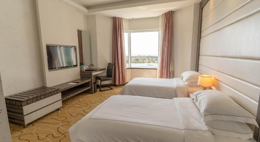 Image of Promenade Deluxe King Room with Club Lounge Access - Sea View 7