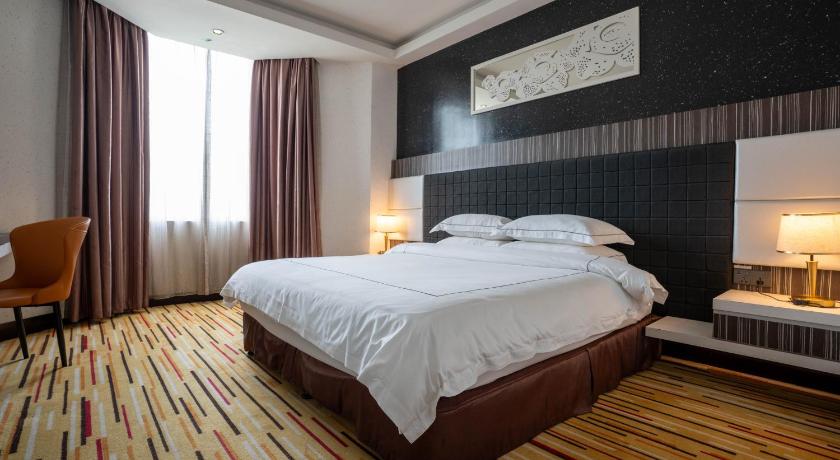 Image of Promenade Deluxe King Room with Club Lounge Access - Sea View 3
