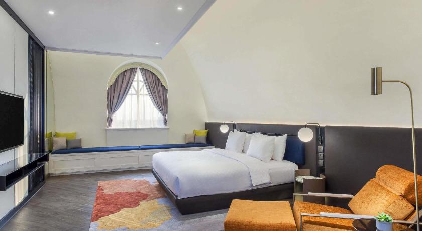 Image of Executive Suite One King 1