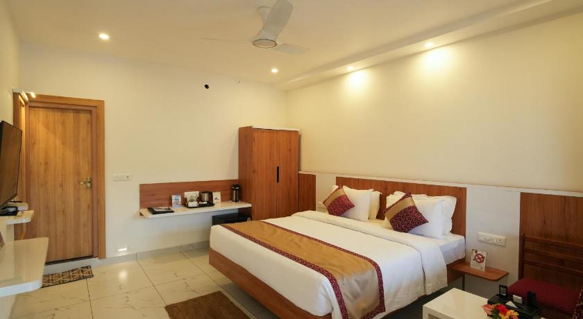 Club Room - King and Sofa Bed - Sit Out 
