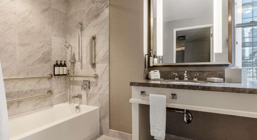 Image of ONE BEDROOM SUITE King Mobility Hearing Accessi ble Tub - 490sf, 45sm. Private living room 2