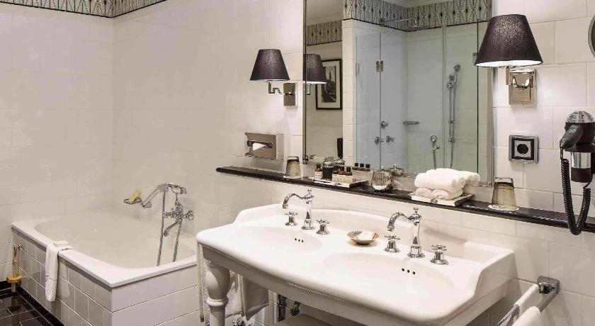 Image of Deluxe Suite with Lake View 2