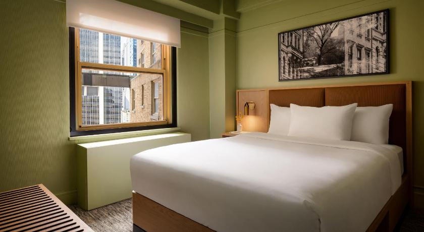 Image of ADA Premium Queen City View (Roll-In shower) 5