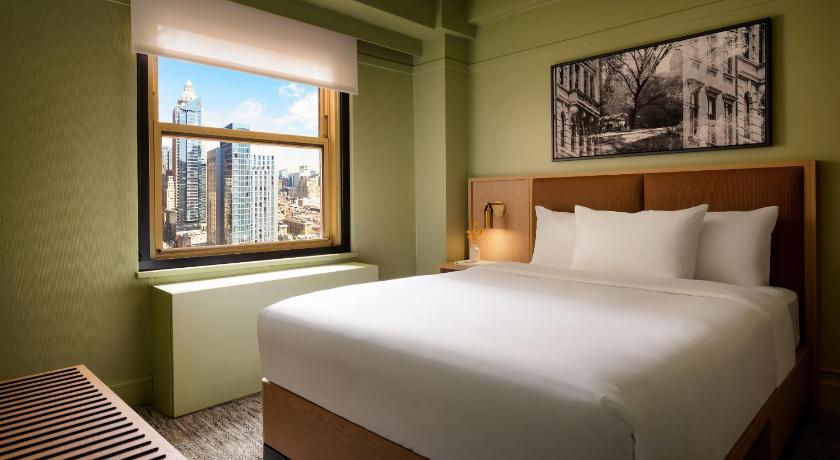 Image of ADA Premium Queen City View (Roll-In shower) 3