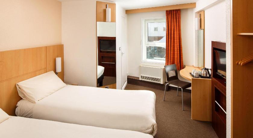 Image of Twin room with 2 beds 3