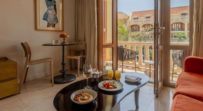 รูปของSuperior King Room with Balcony and Pool View 6