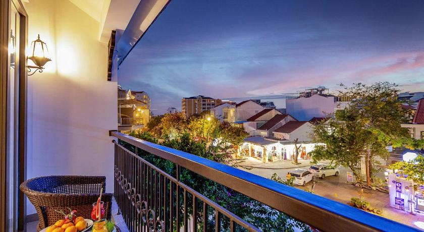 Image of Deluxe King Balcony 1