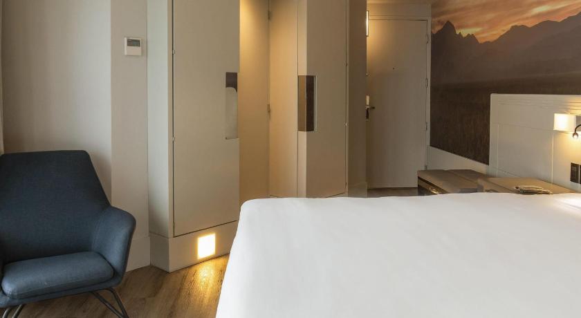 Image of Deluxe King Room with Ocean View 3
