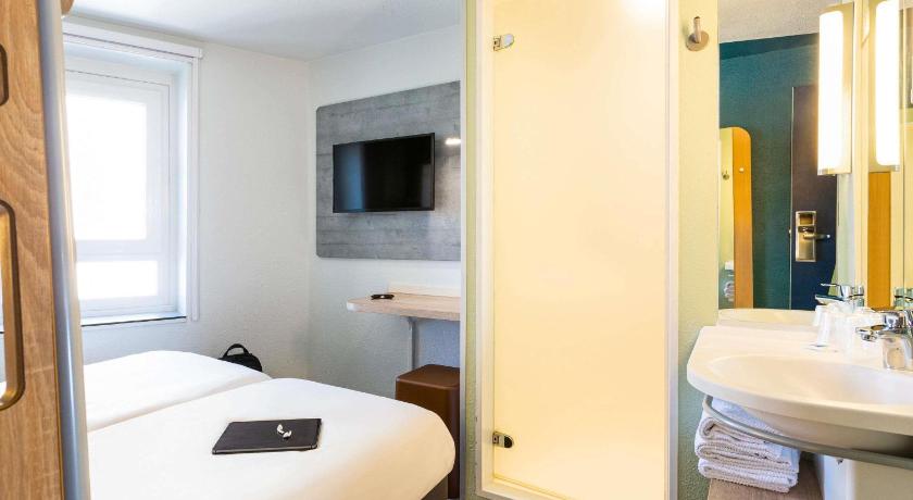 Image of ROOM - for 3 people with 3 single beds 4